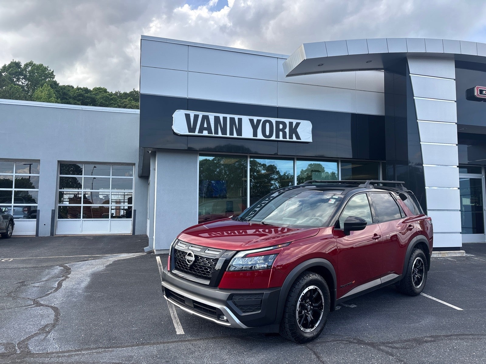 2024 Nissan Pathfinder Rock Creek in Scarlet Ember Tintcoat/Super Black — front three-quarter view